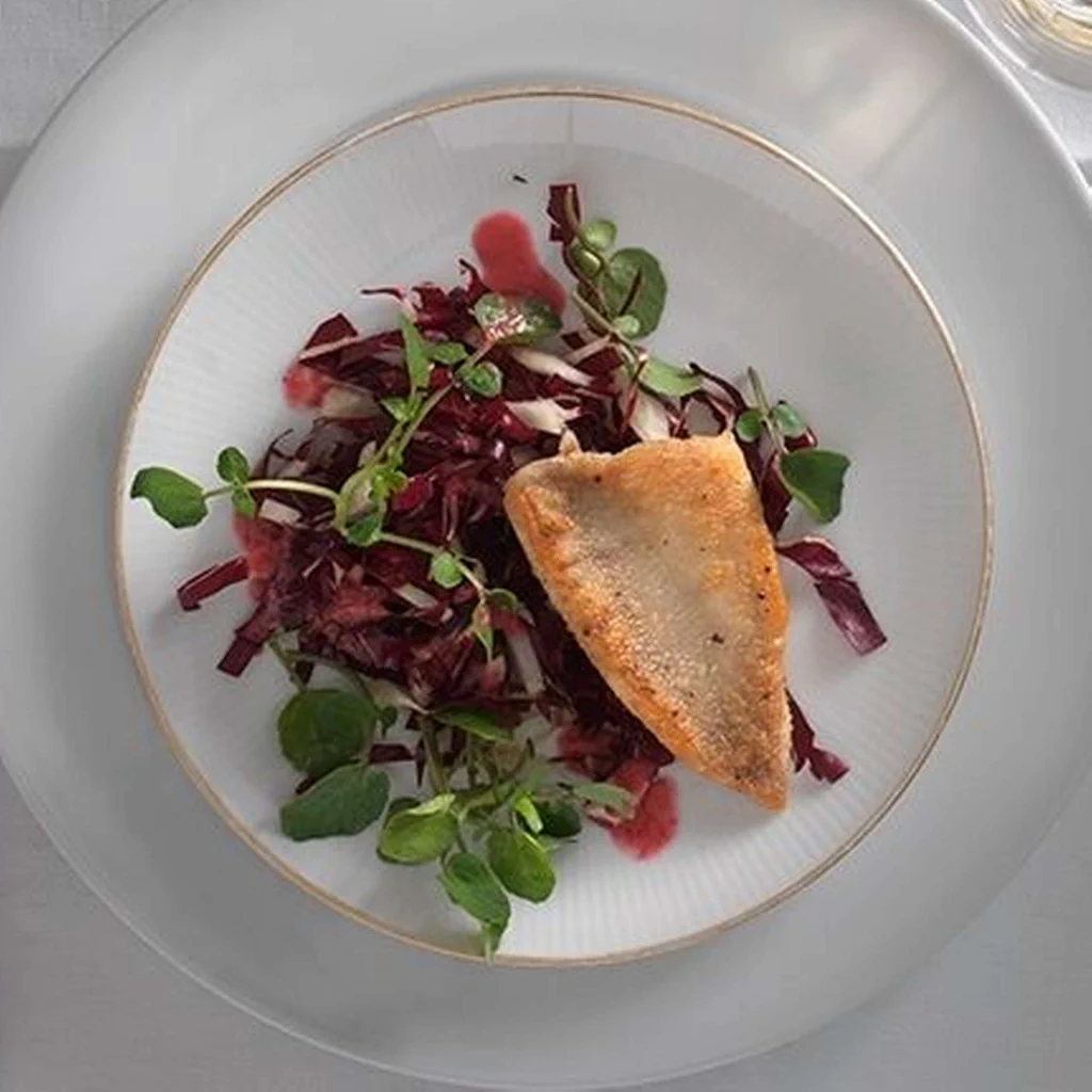 Eglifilet auf Salat mit Pfefferdressing