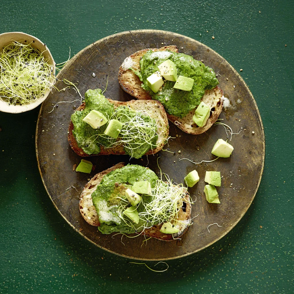 Grünes Rührei auf Brot