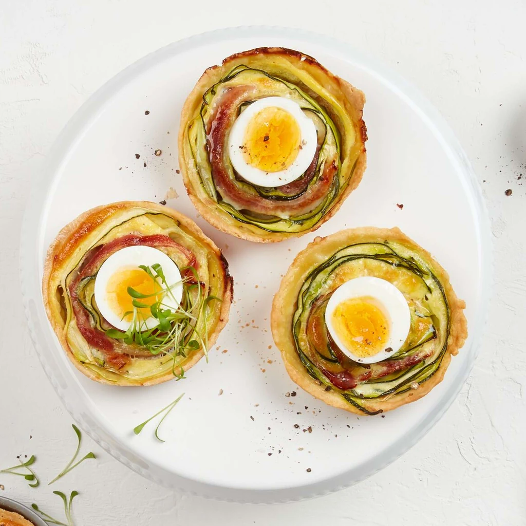 Tartellette di zucchine e pancetta con uova
