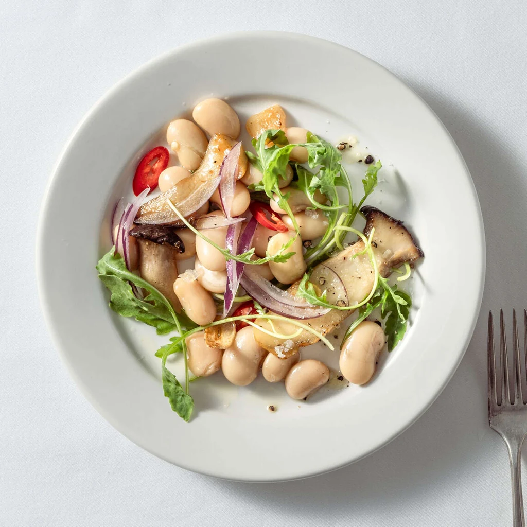 Gebratene Pilze mit Bohnen und Rucola