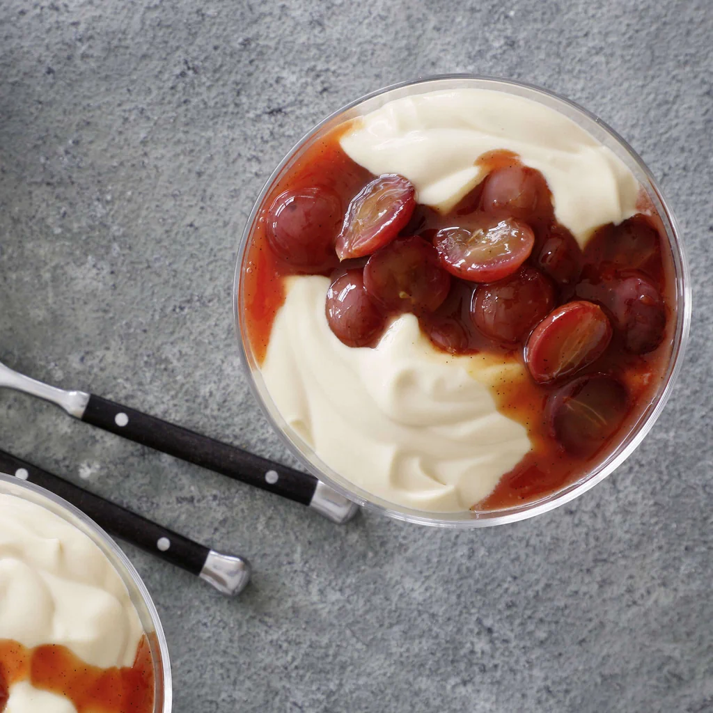 Caramelcreme mit Traubenkompott
