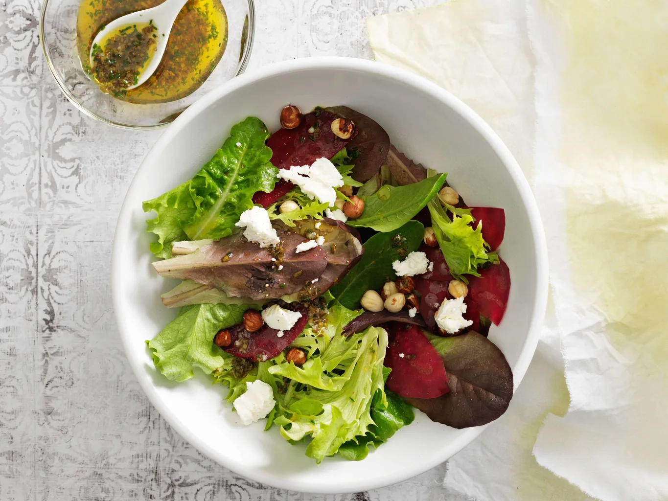 Salade verte avec betterave rouge, fromage frais et vinaigrette à la ciboulette
