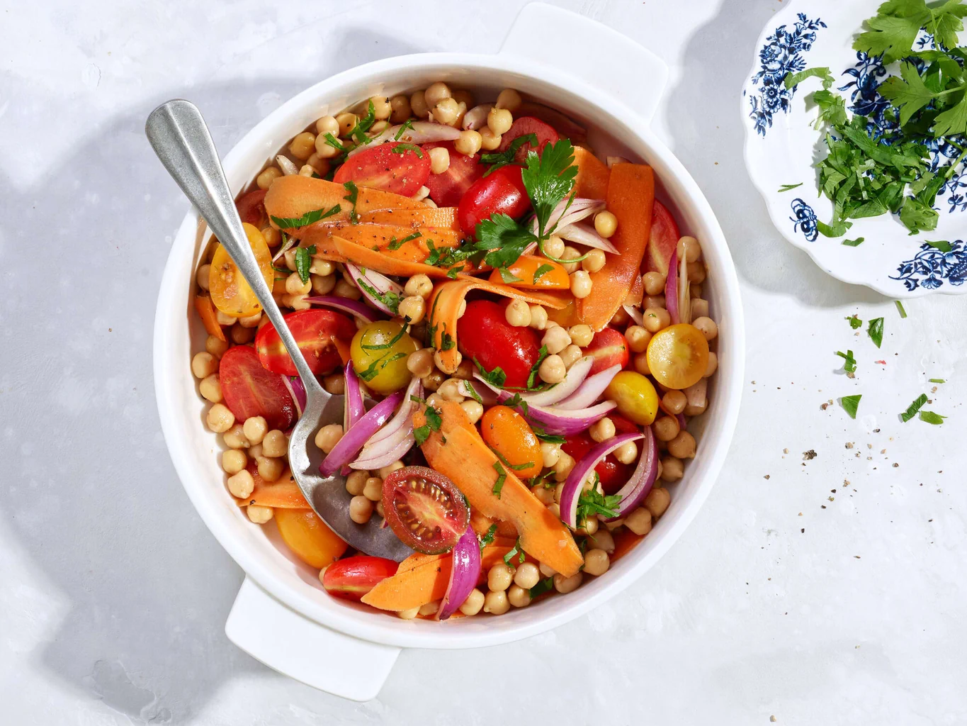 Kichererbsensalat mit Karotten und roten Zwiebeln