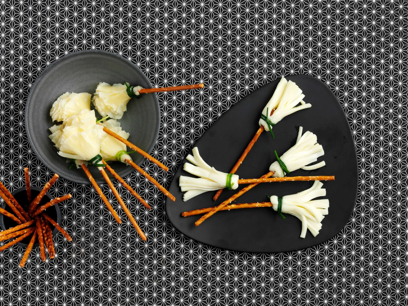 Scopa di strega al formaggio e bastoncini salati