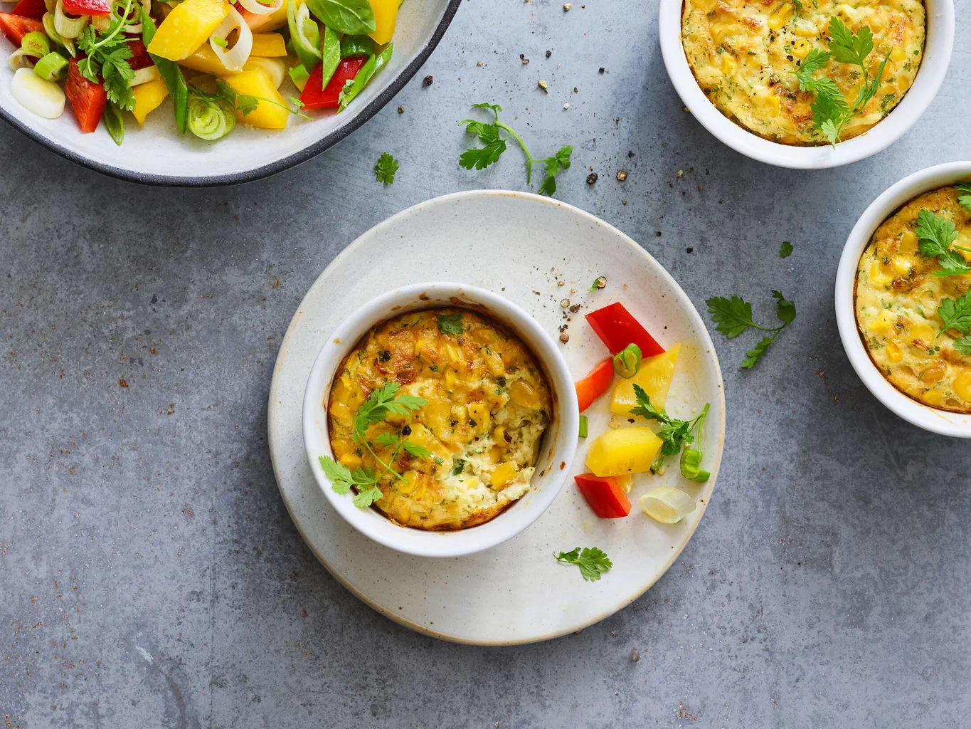 Maisgratin mit Peperonisalat