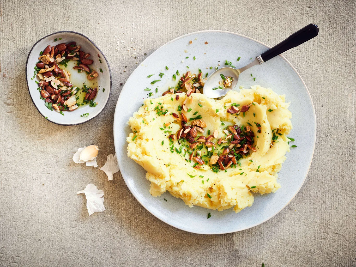 Patate schiacciate con mandorle tostate