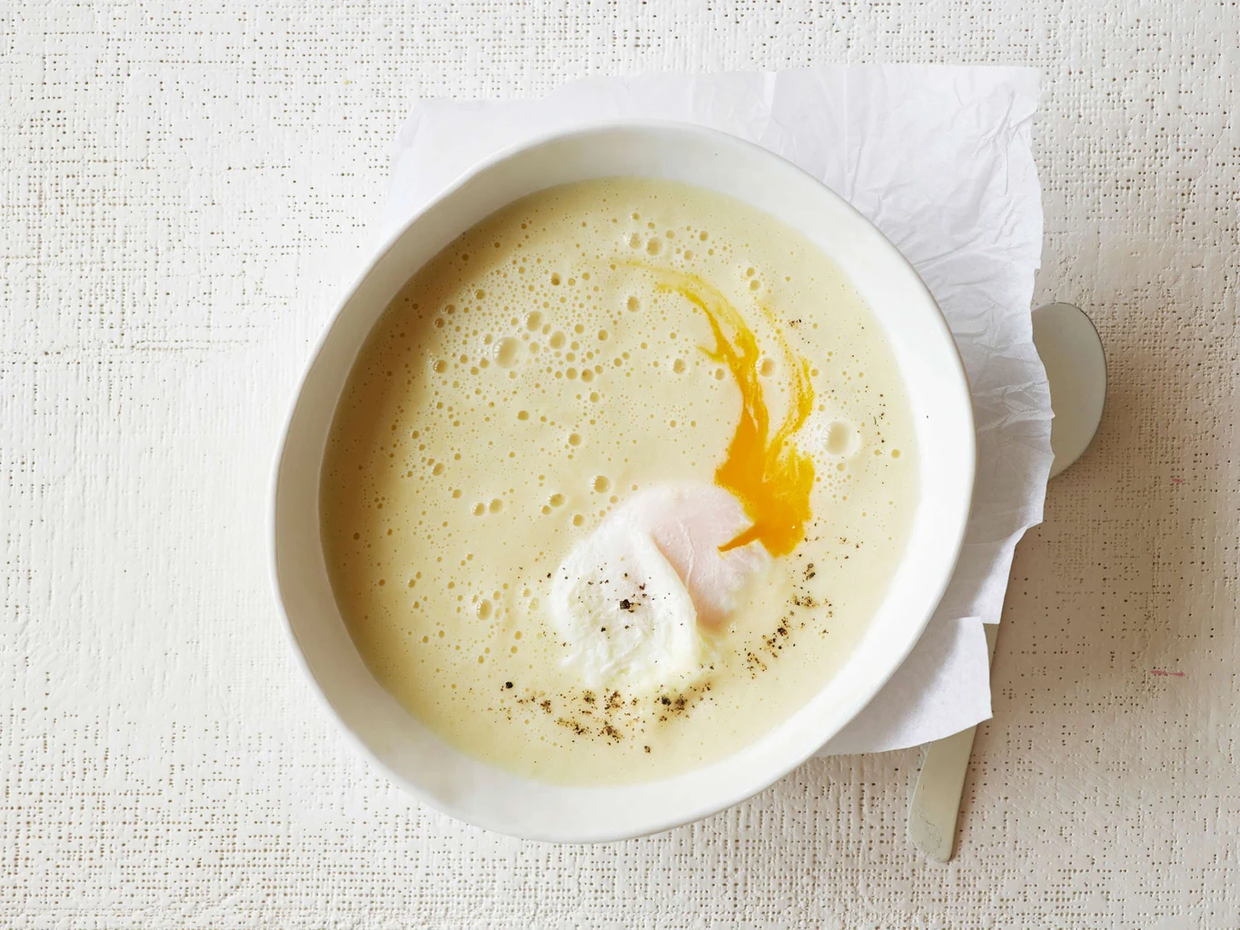 Petersilienwurzelsuppe mit pochiertem Ei