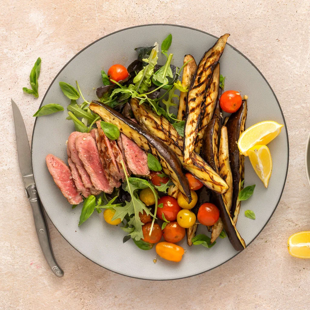 Entrecôte und Auberginen-Tomaten-Salat vom Grill