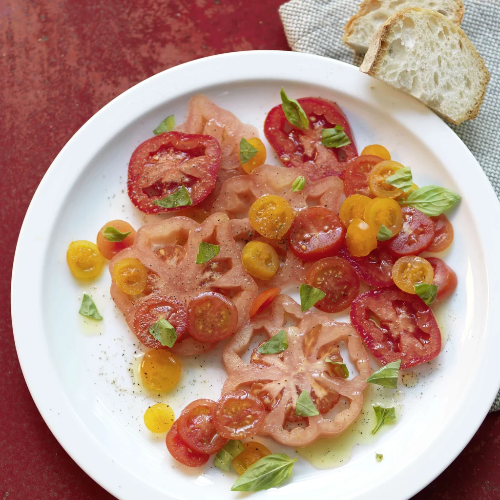 Tomatensalat mit Basilikum