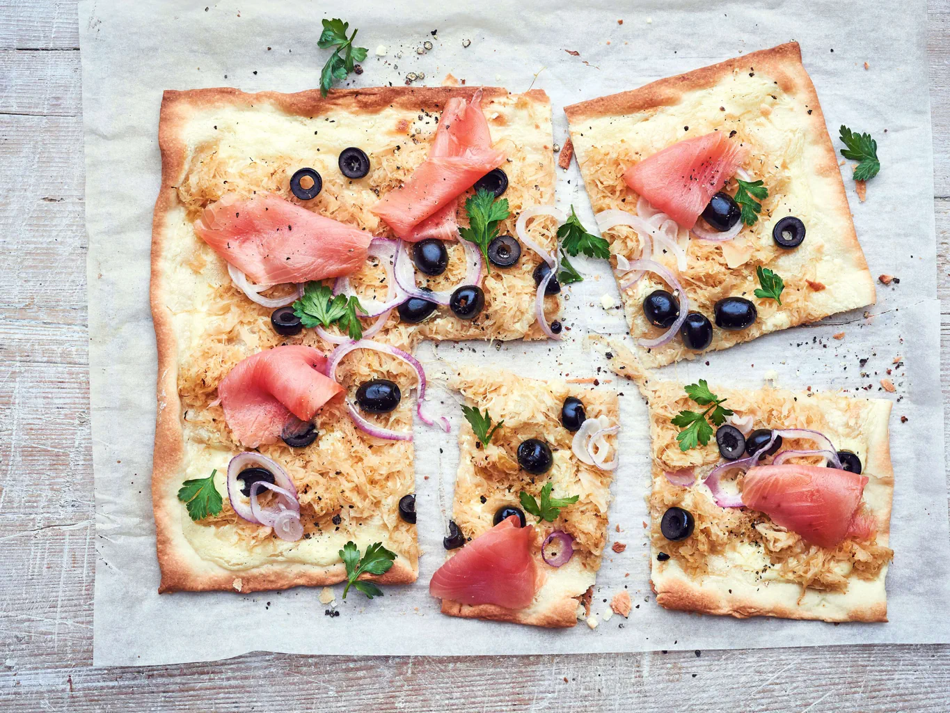 Tarte flambée à la choucroute avec saumon fumé
