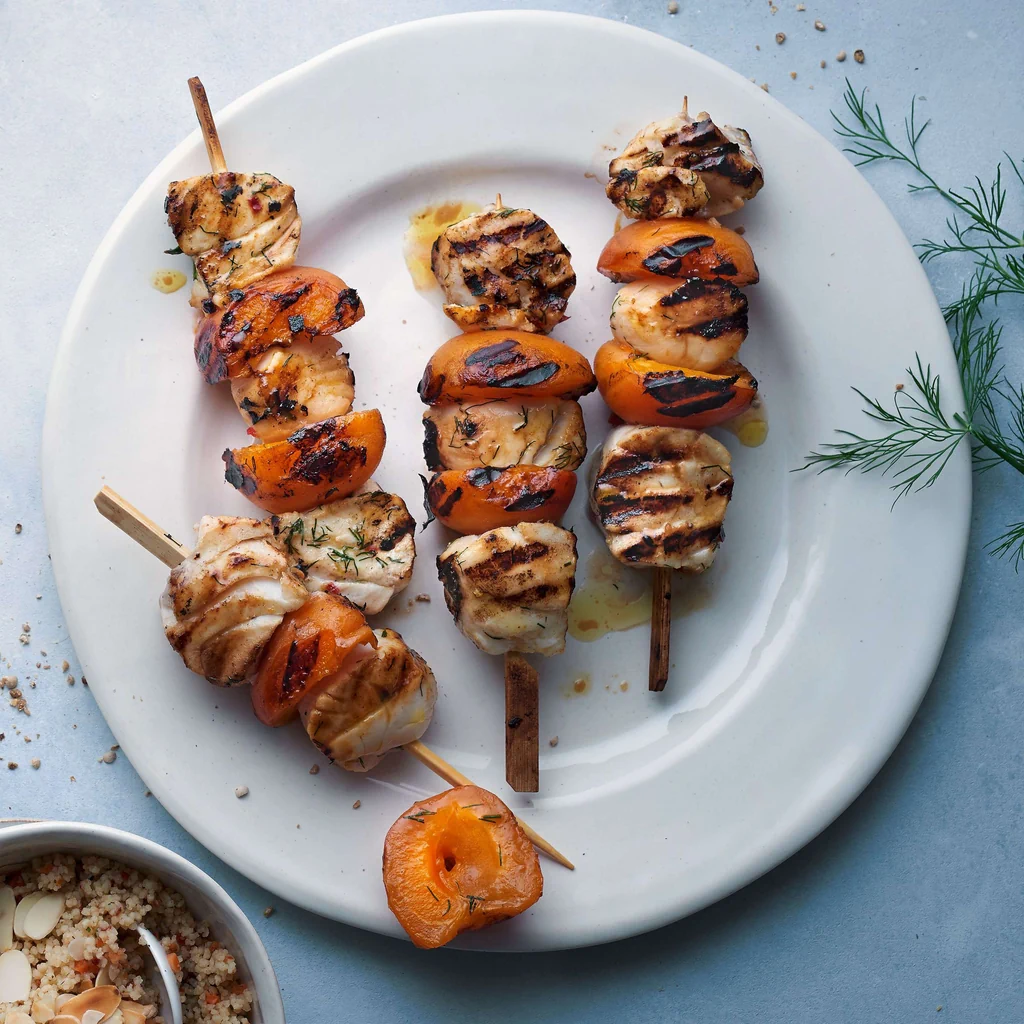 Brochettes de poisson et d'abricot grillés