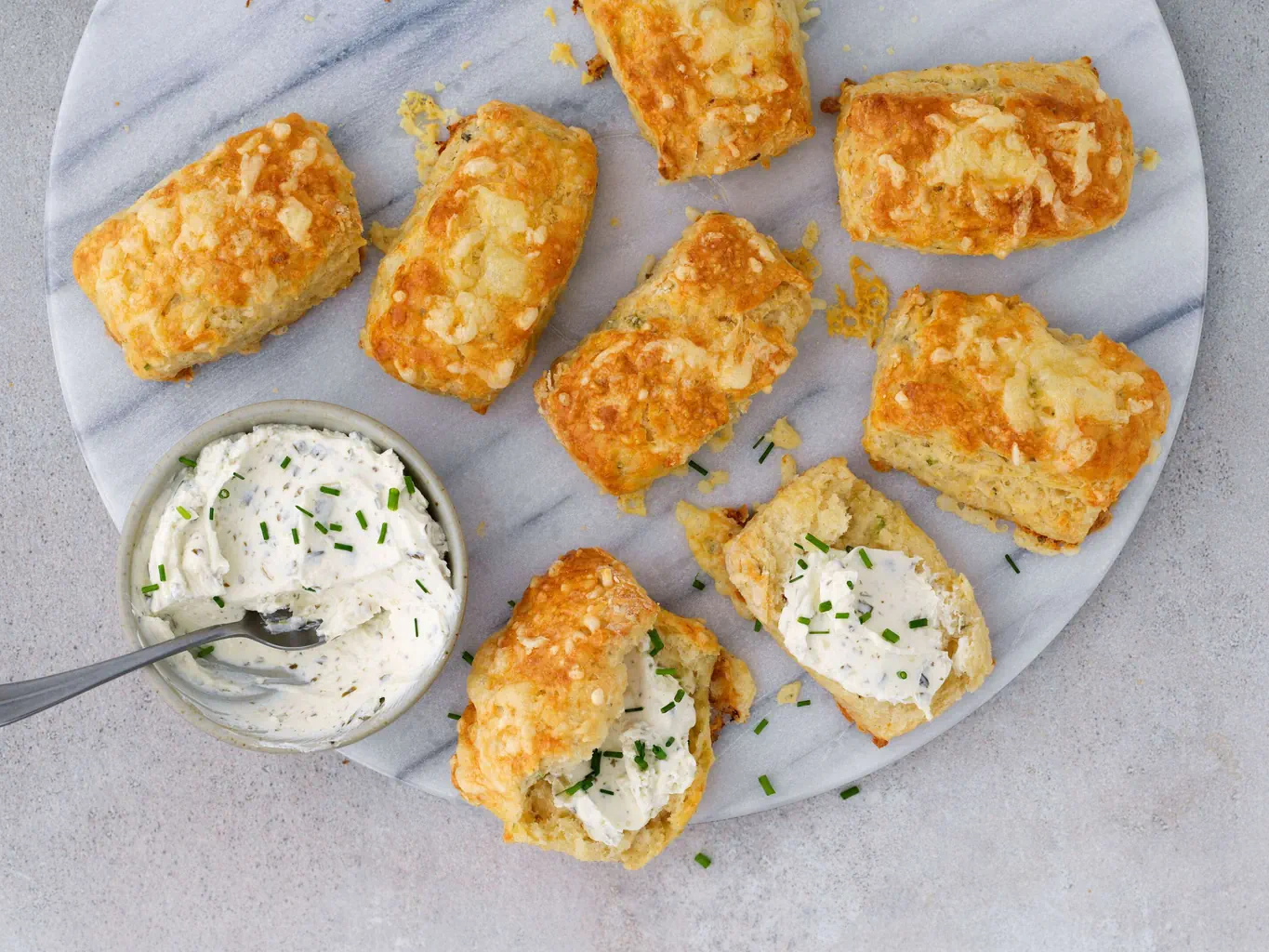 Scones al formaggio cremoso