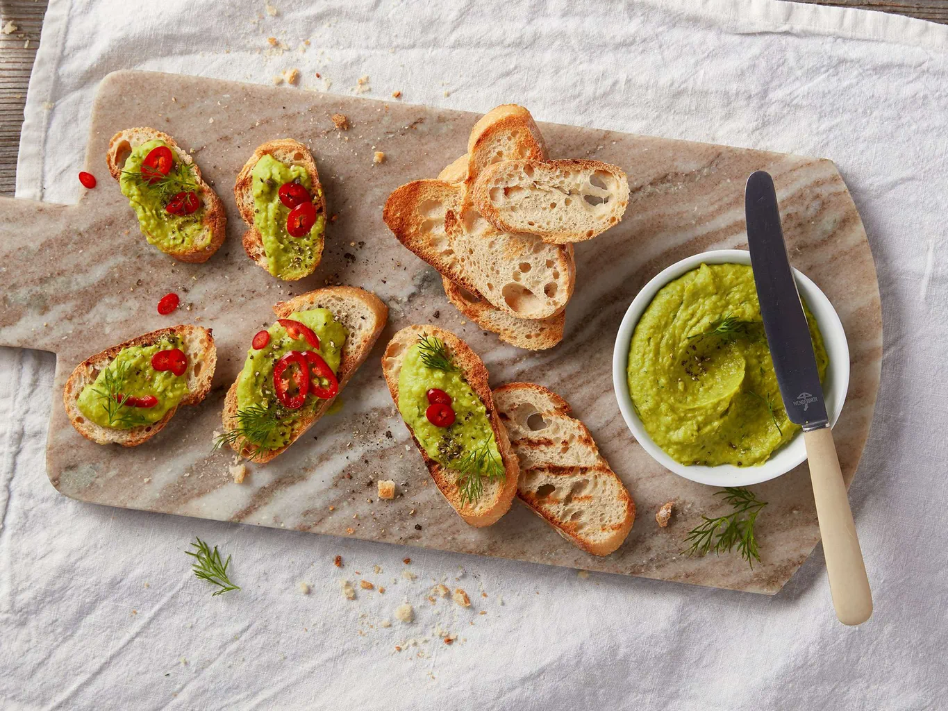 Crostini aux petits pois et au piment