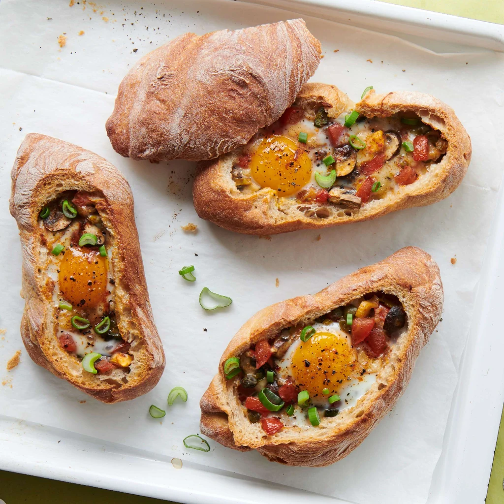 Petit pain aux légumes avec œuf