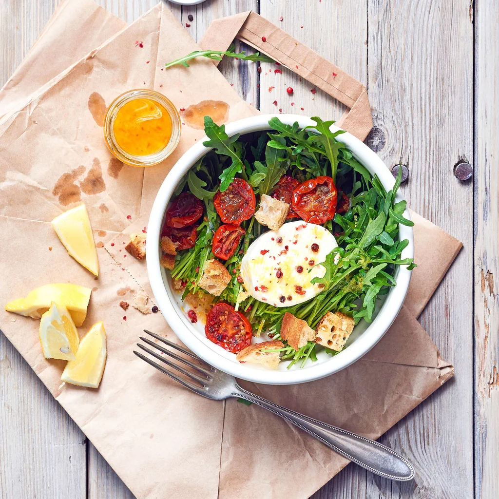 Insalata di rucola con formaggini e crostini