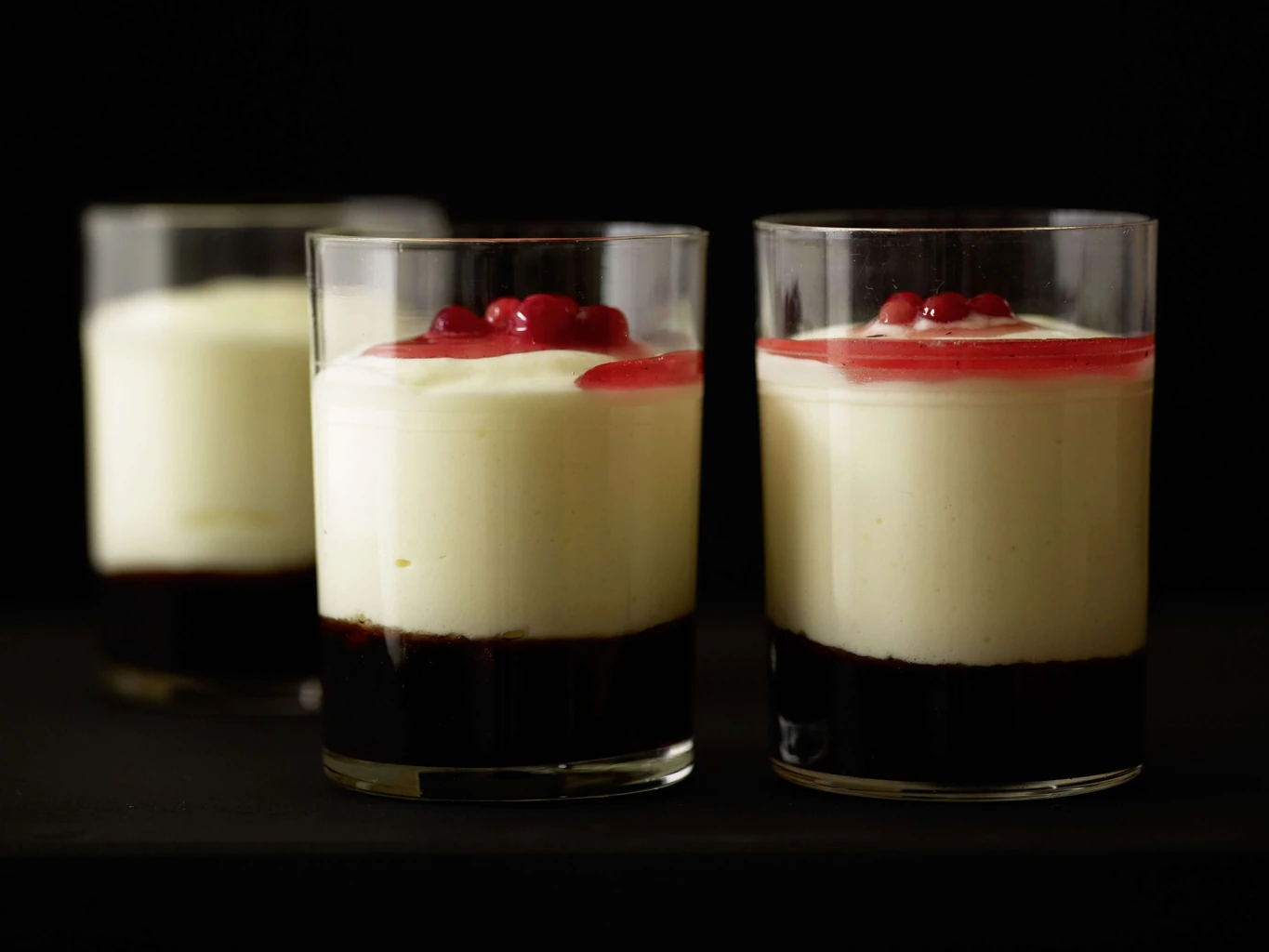 Mousse de yogourt avec gelée de groseille