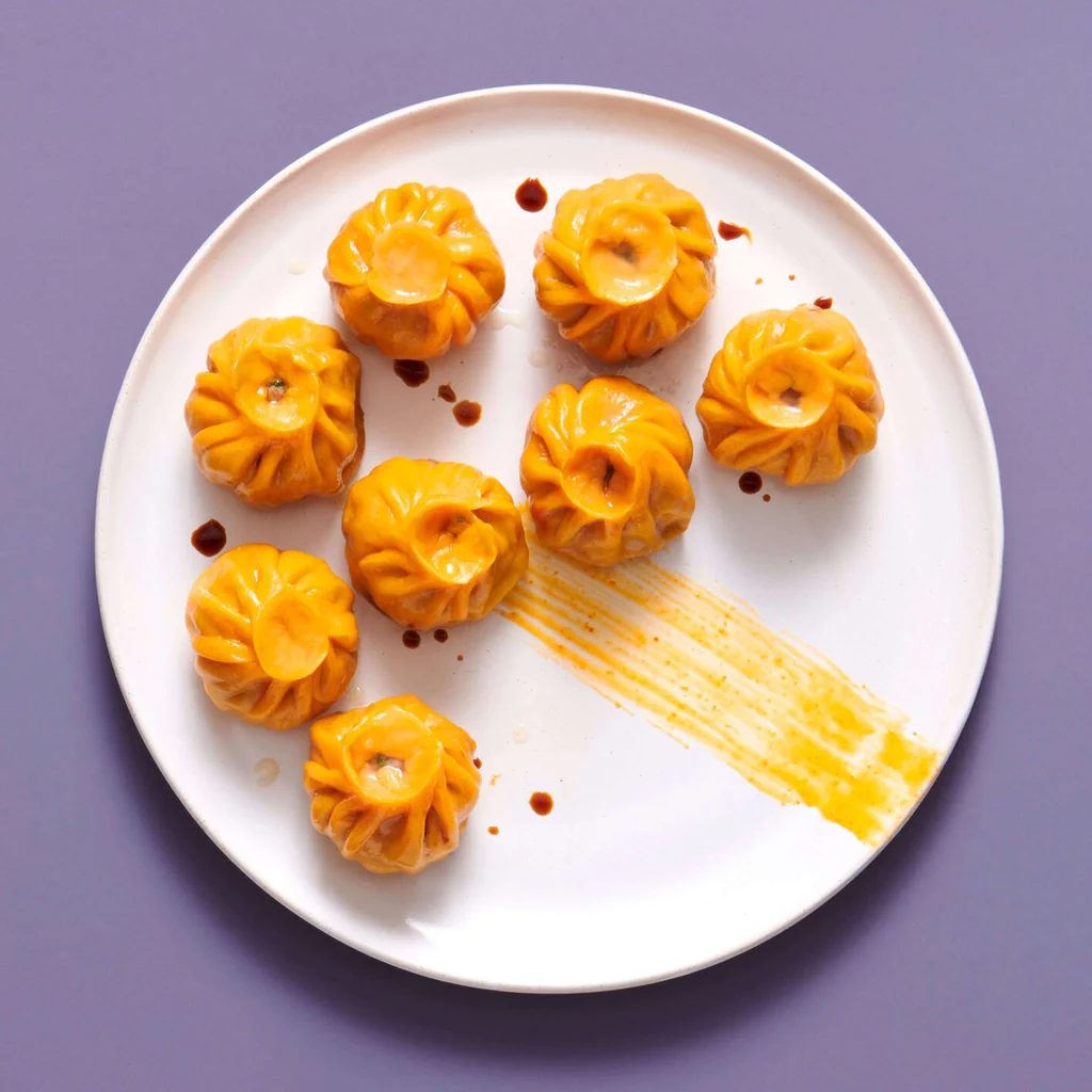 Momos arancioni ripieni di carne macinata