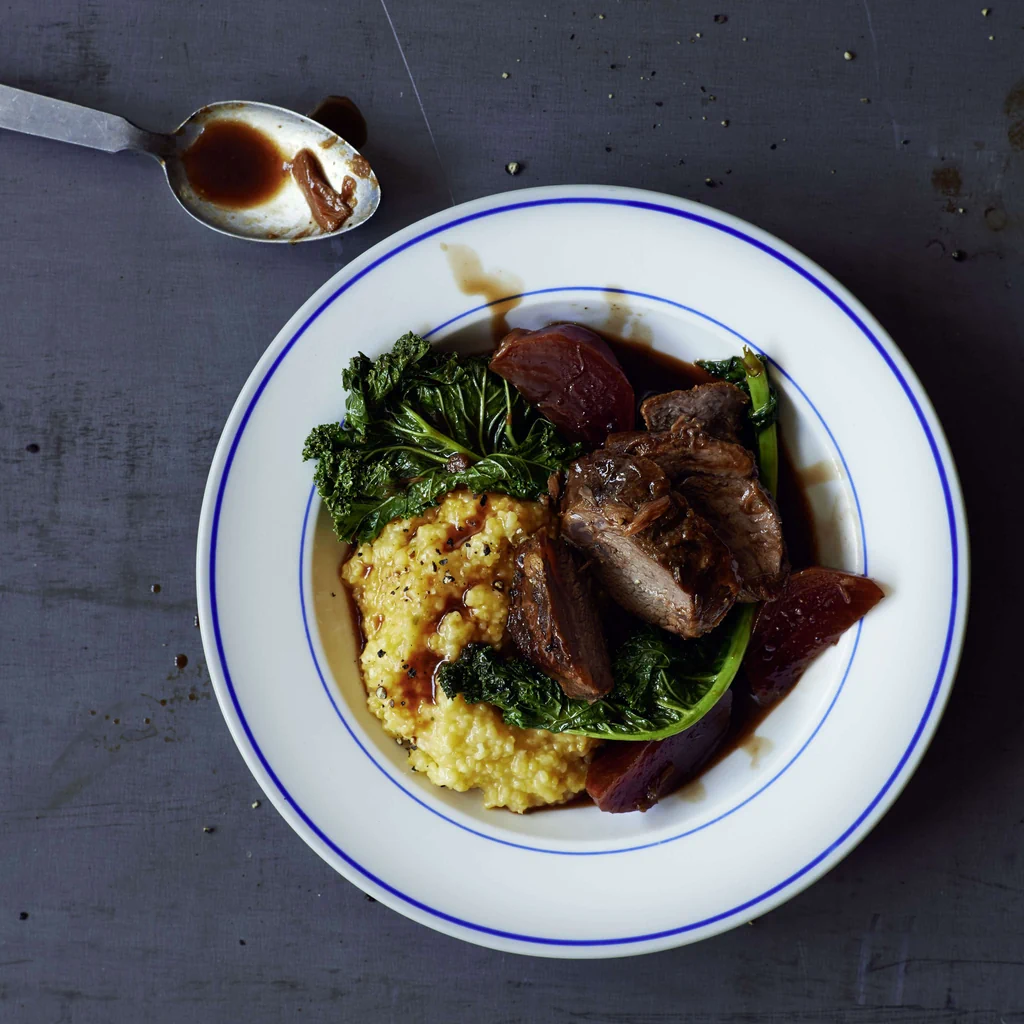 Kalbskopfbäggli mit Bier, Wintergemüse und Polenta