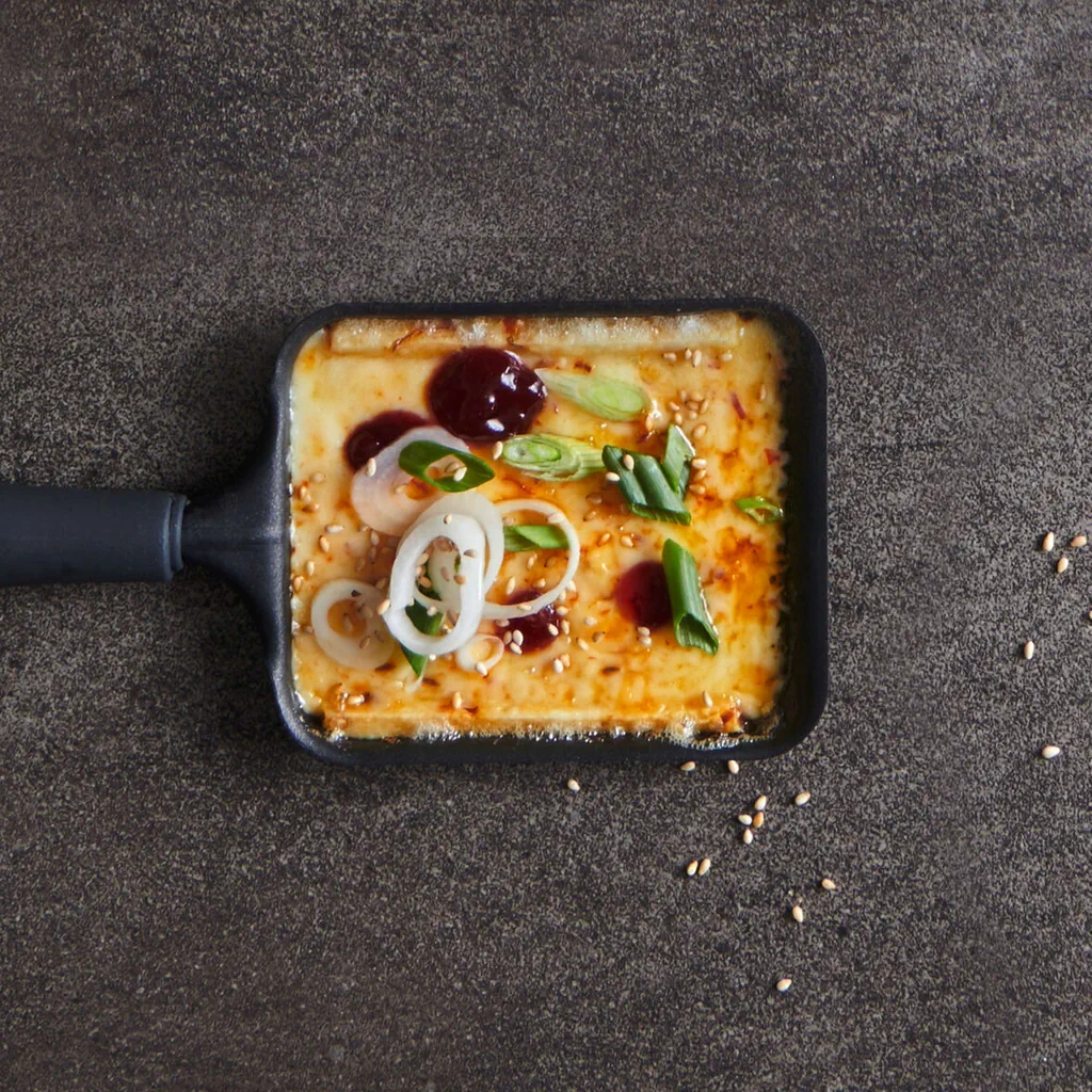 Raclette con topping di mirtilli rossi e sesamo