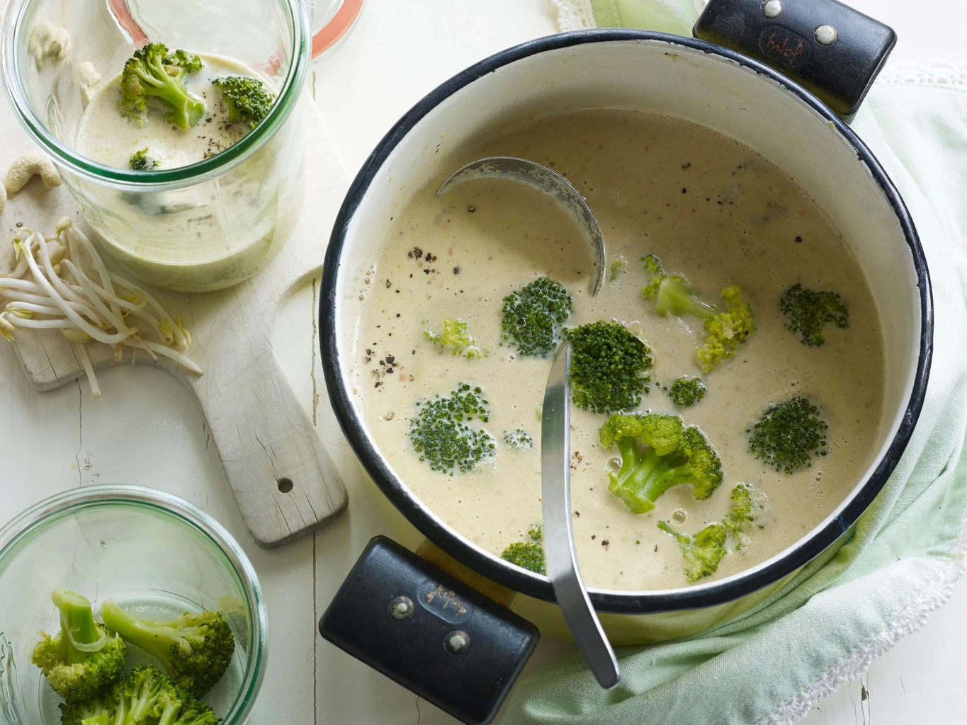 Broccoli-Cashew-Suppe mit Mungosprossen