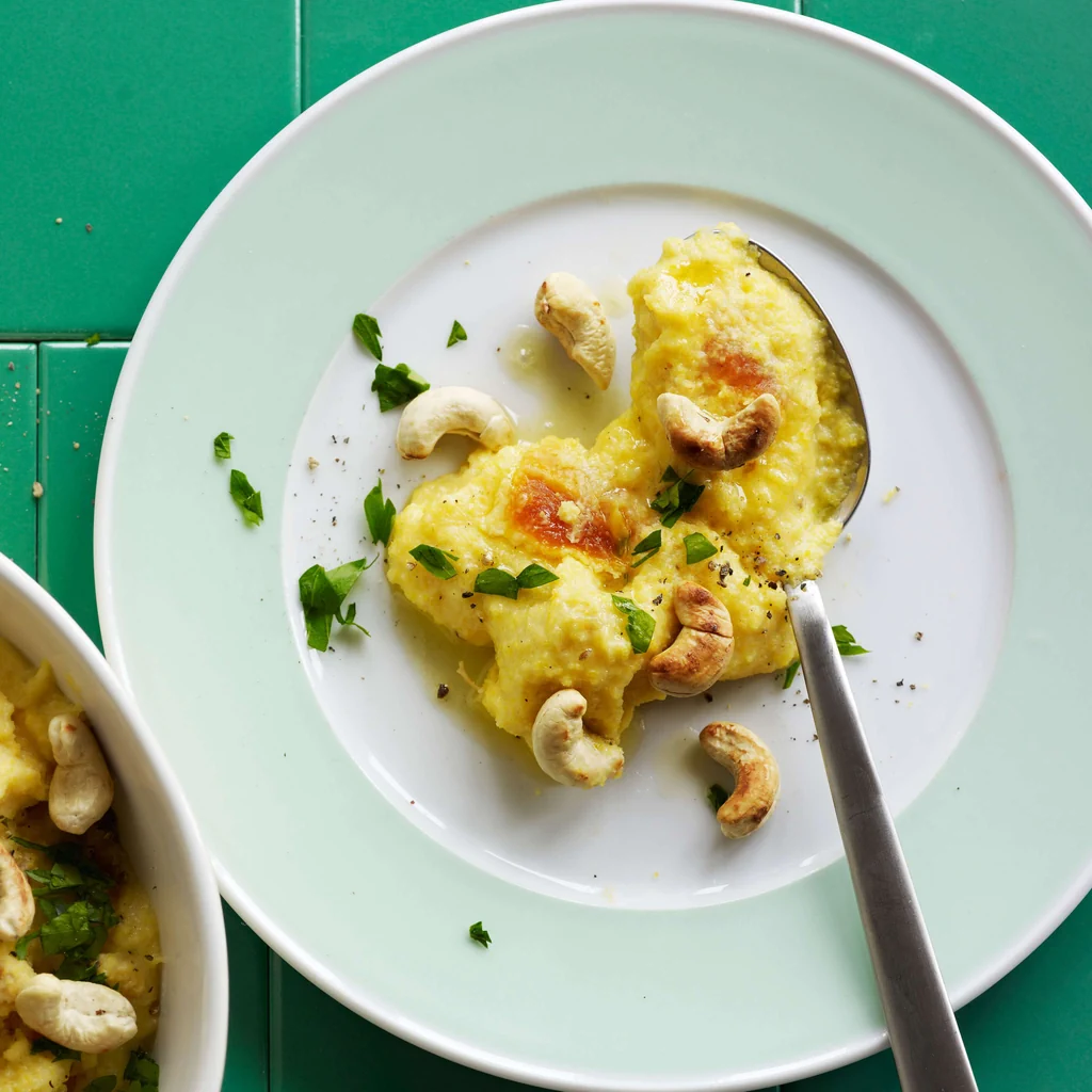 Polenta con albicocche secche e noci di acagiù tostate