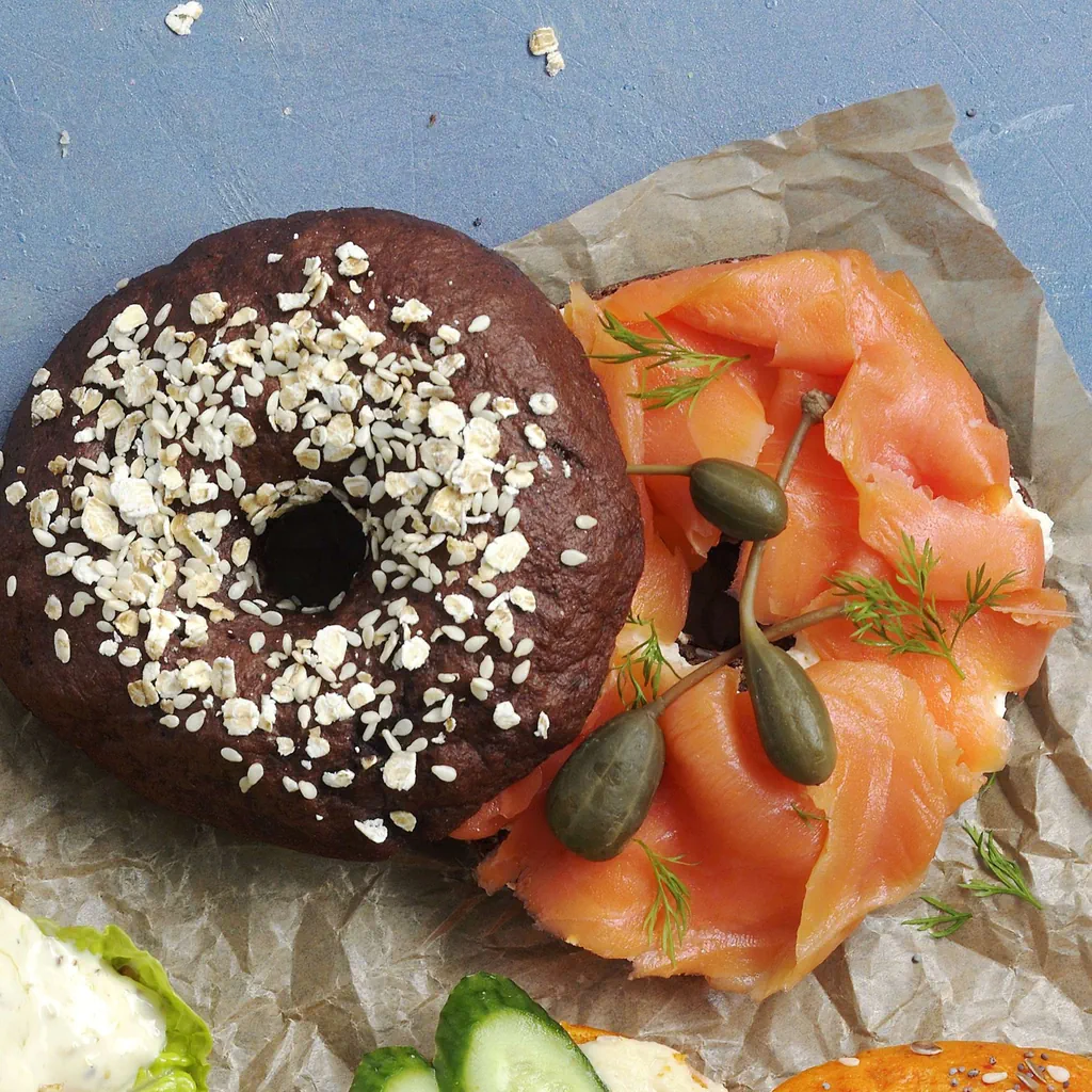 Vollkorn-Bagel mit Lachs
