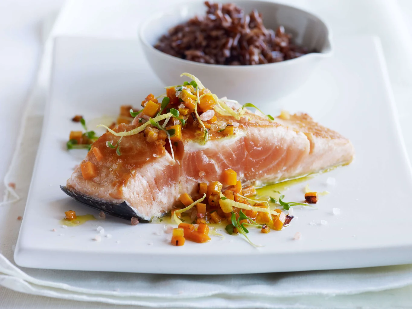 Glasig gebratenes Lachsfilet mit Himalayasalz