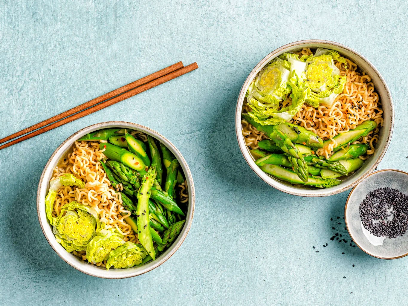 Zuppa di pasta istantanea con verdure