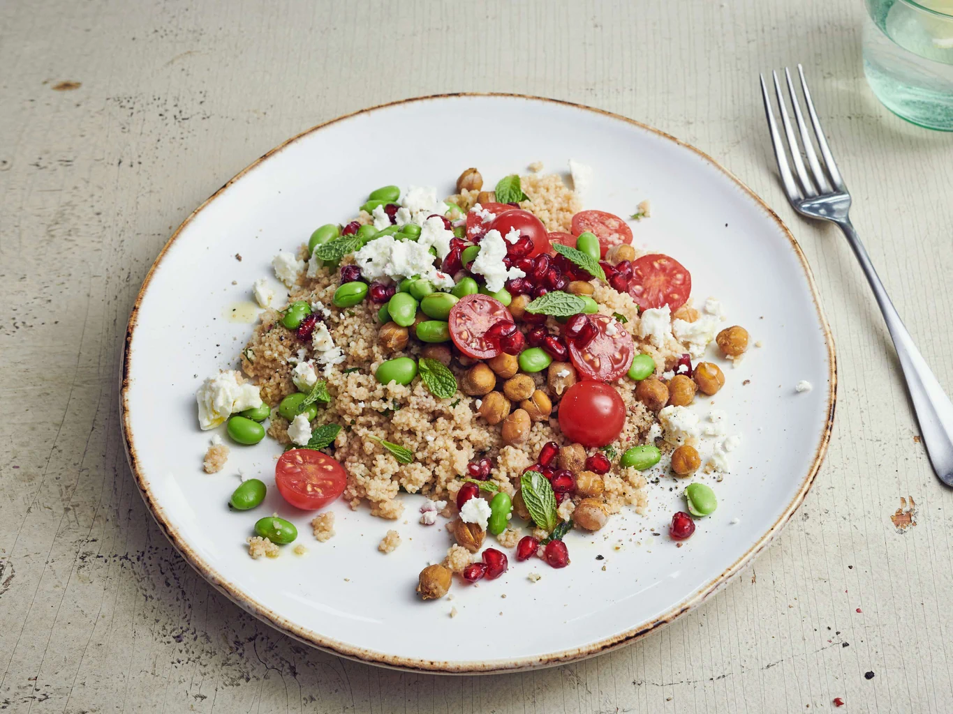 Salade de couscous aux pois chiches et aux légumes