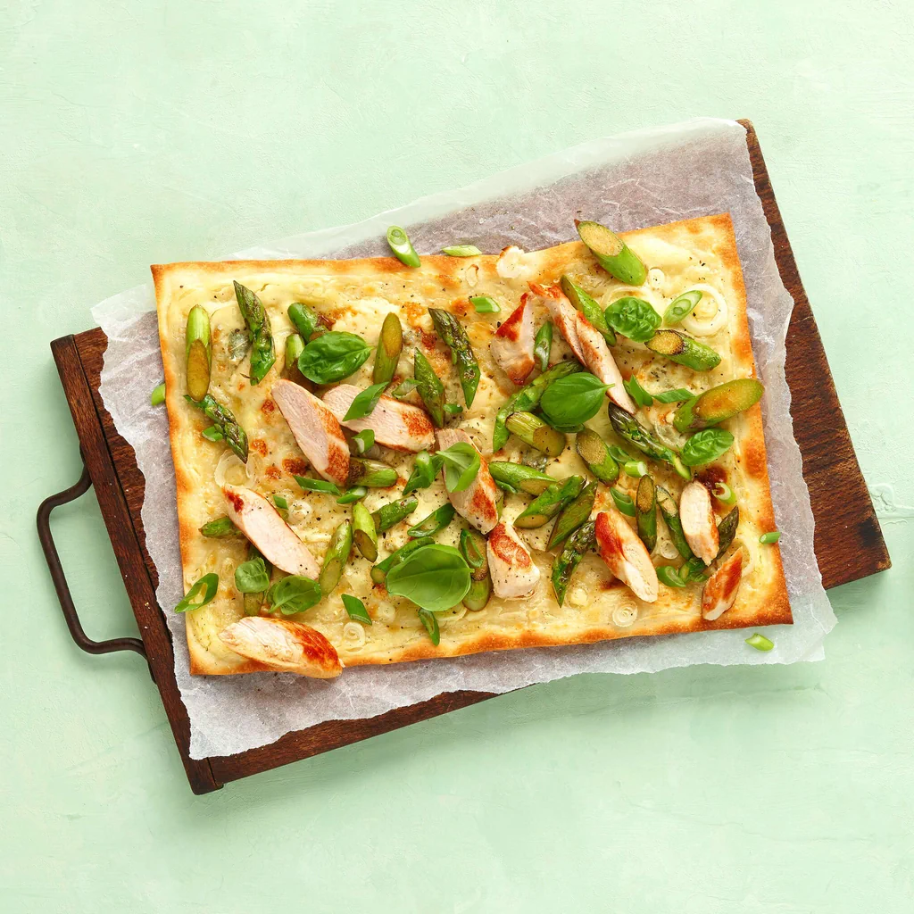 Spargelflammkuchen mit Kaninchenfilets