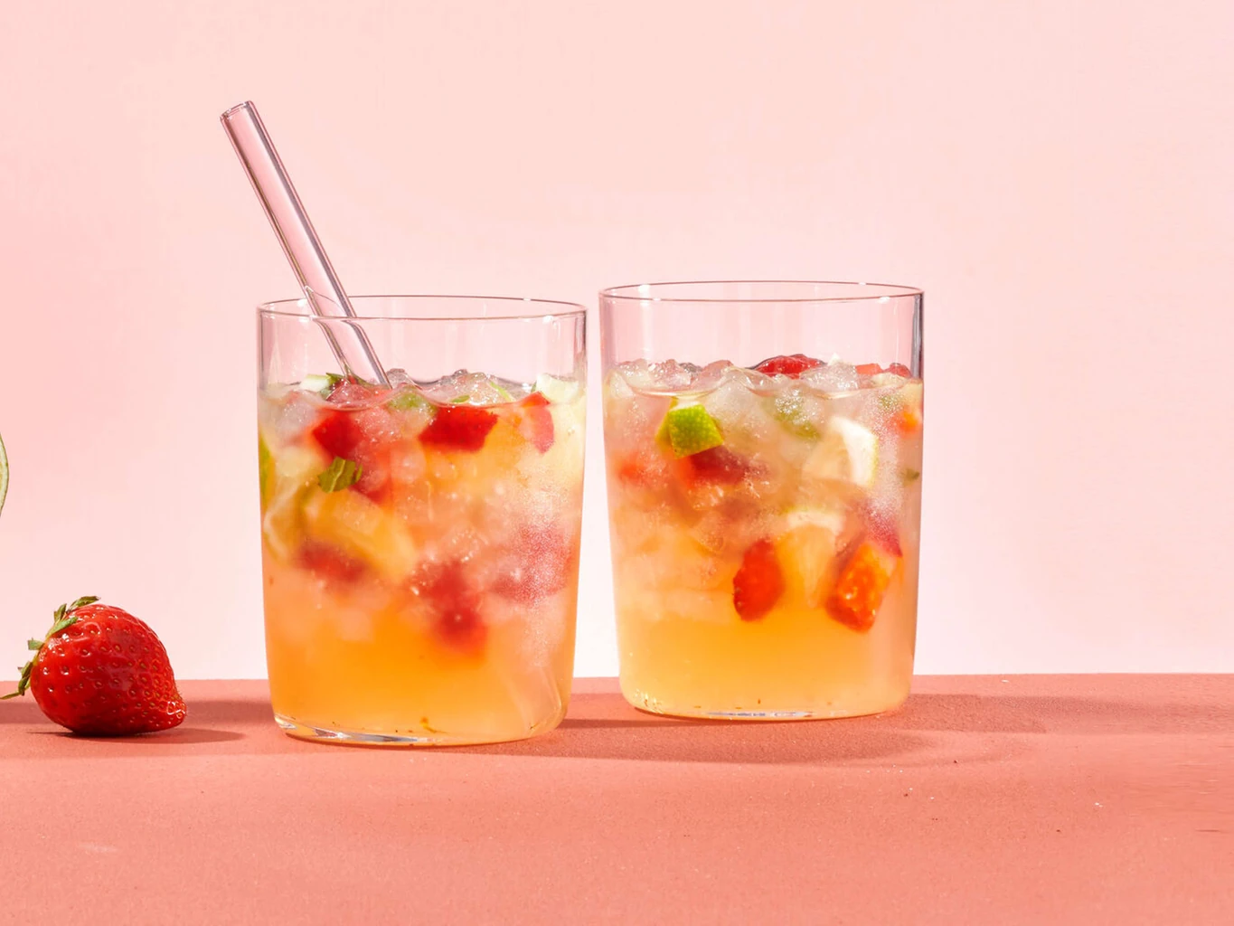 Mojito-Bowle mit Erdbeeren