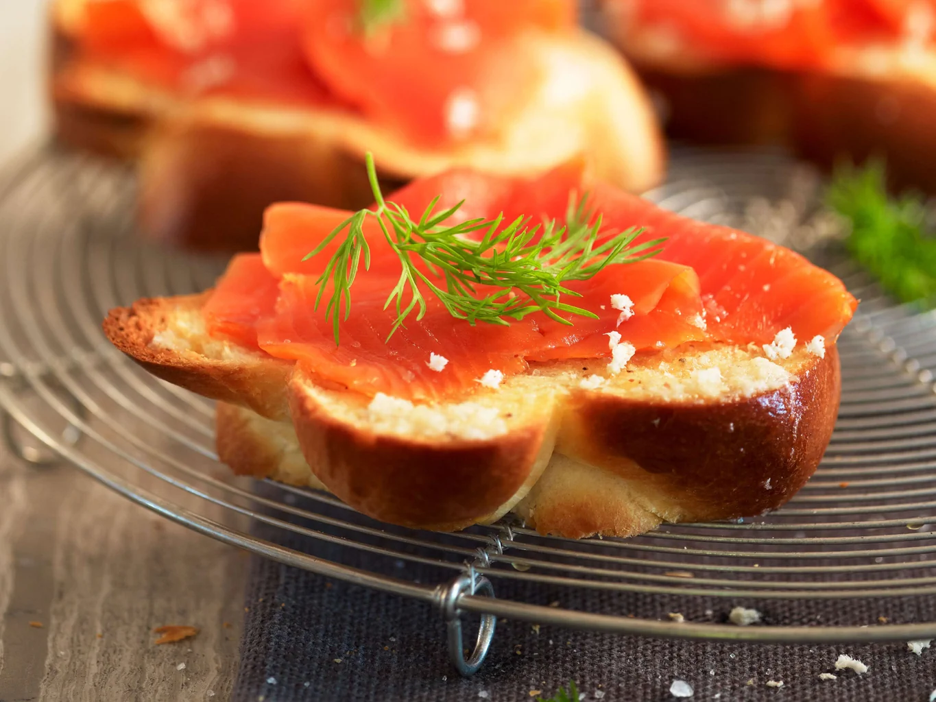 Treccia al burro tostata con salmone e rafano