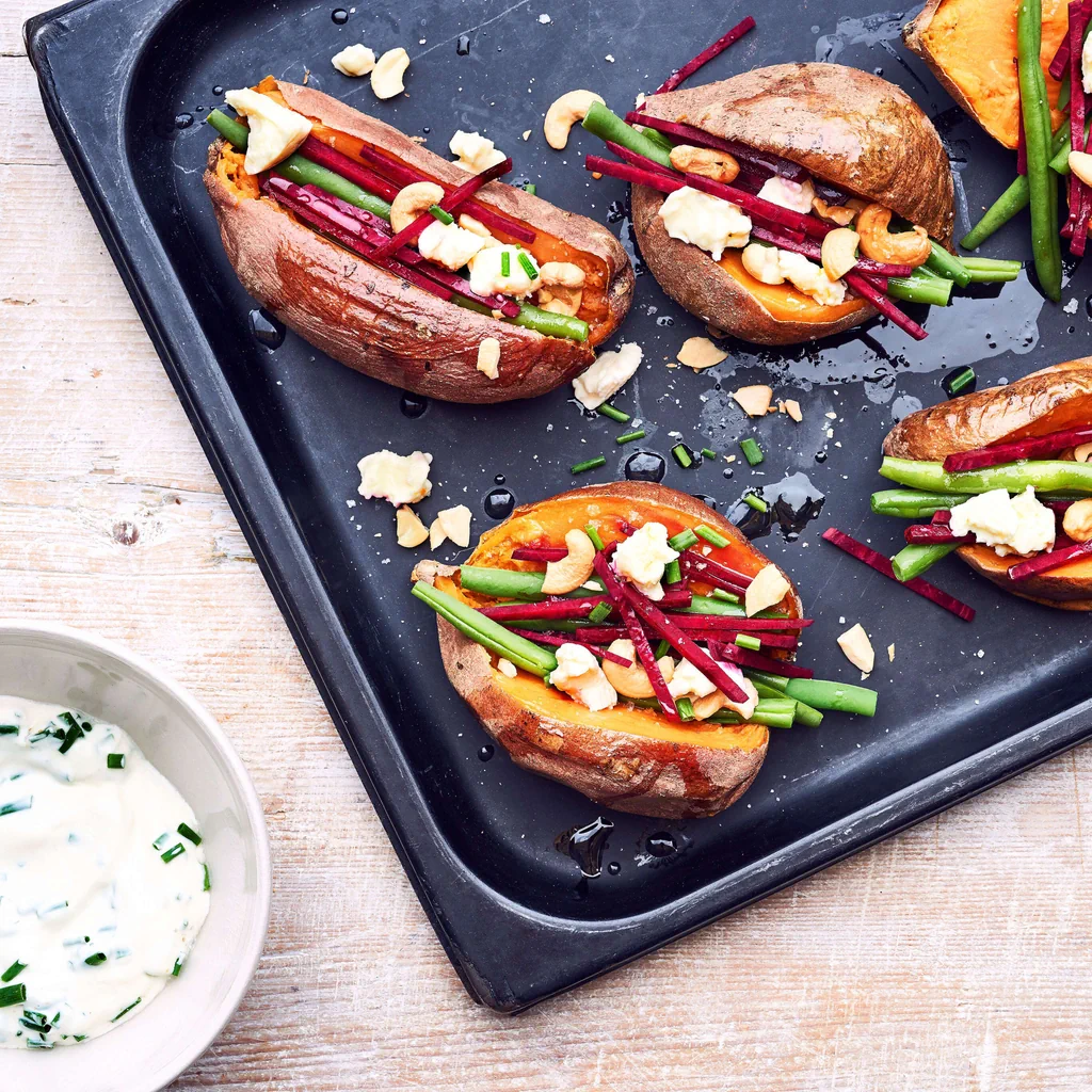 Sweet Potatoes mit Bohnen, Randen und Frischkäse