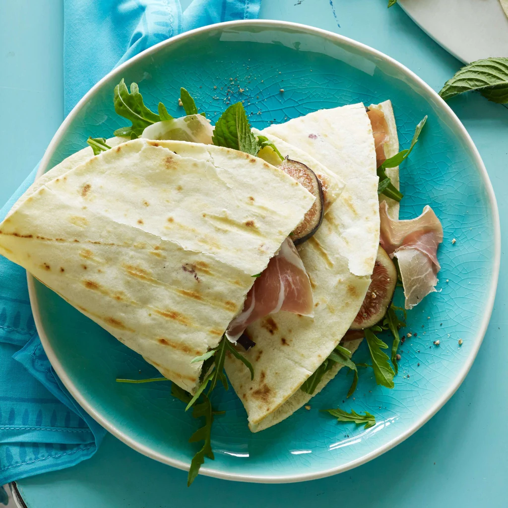 Piadina au jambon cru et au fromage frais