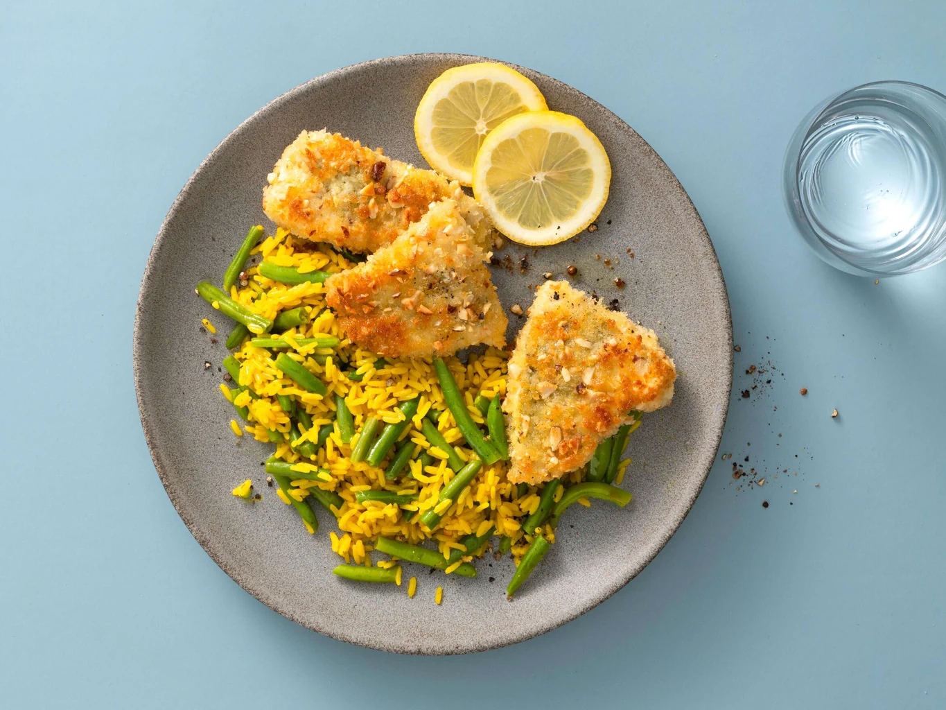 Fisch-Knusperli mit gelbem Reis