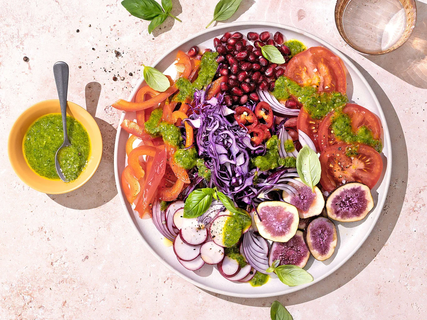 Roter Gemüsesalat mit Kräuterdressing