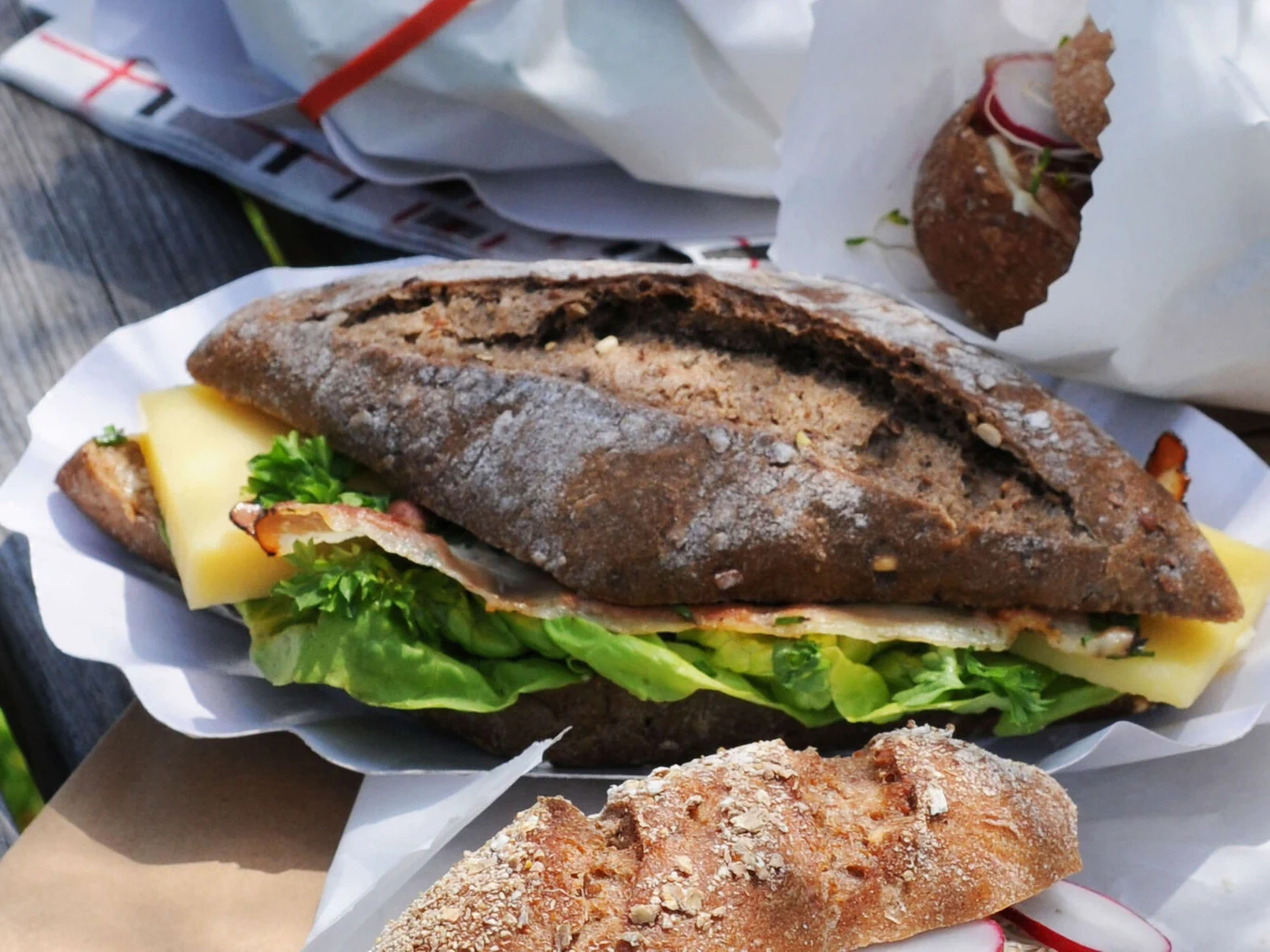 Sandwich aux herbes avec fromage et lard