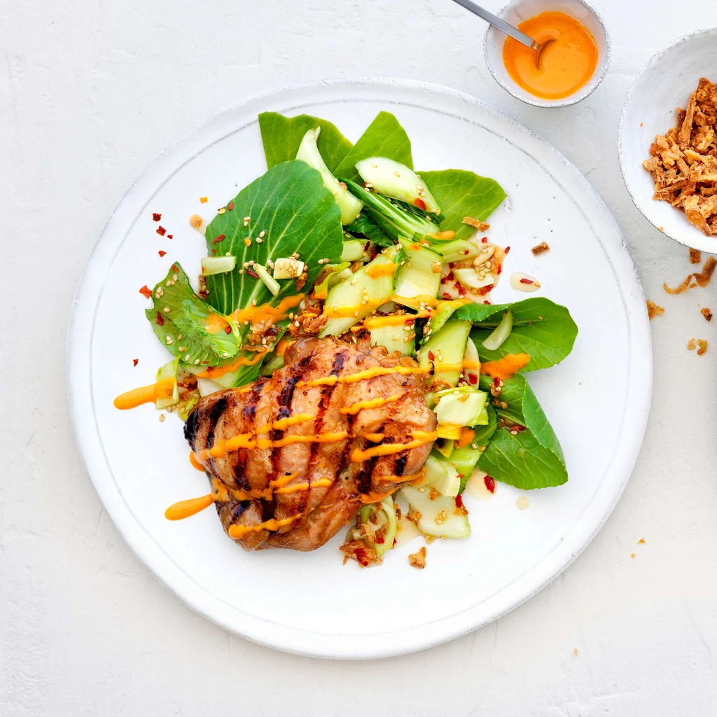 Steak de poulet avec salade de pak-choï croquant