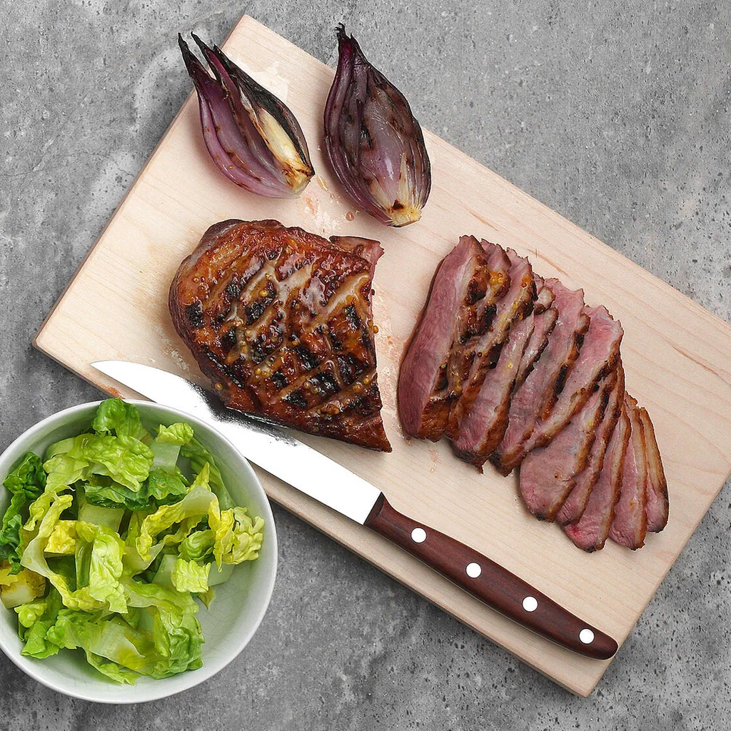 Magret de canard grillé avec laitue romaine