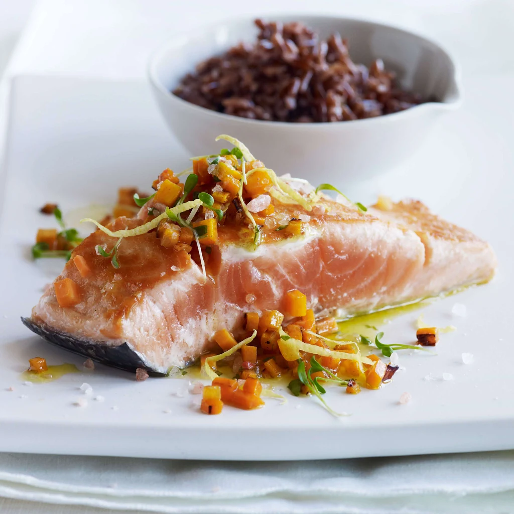 Glasig gebratenes Lachsfilet mit Himalayasalz