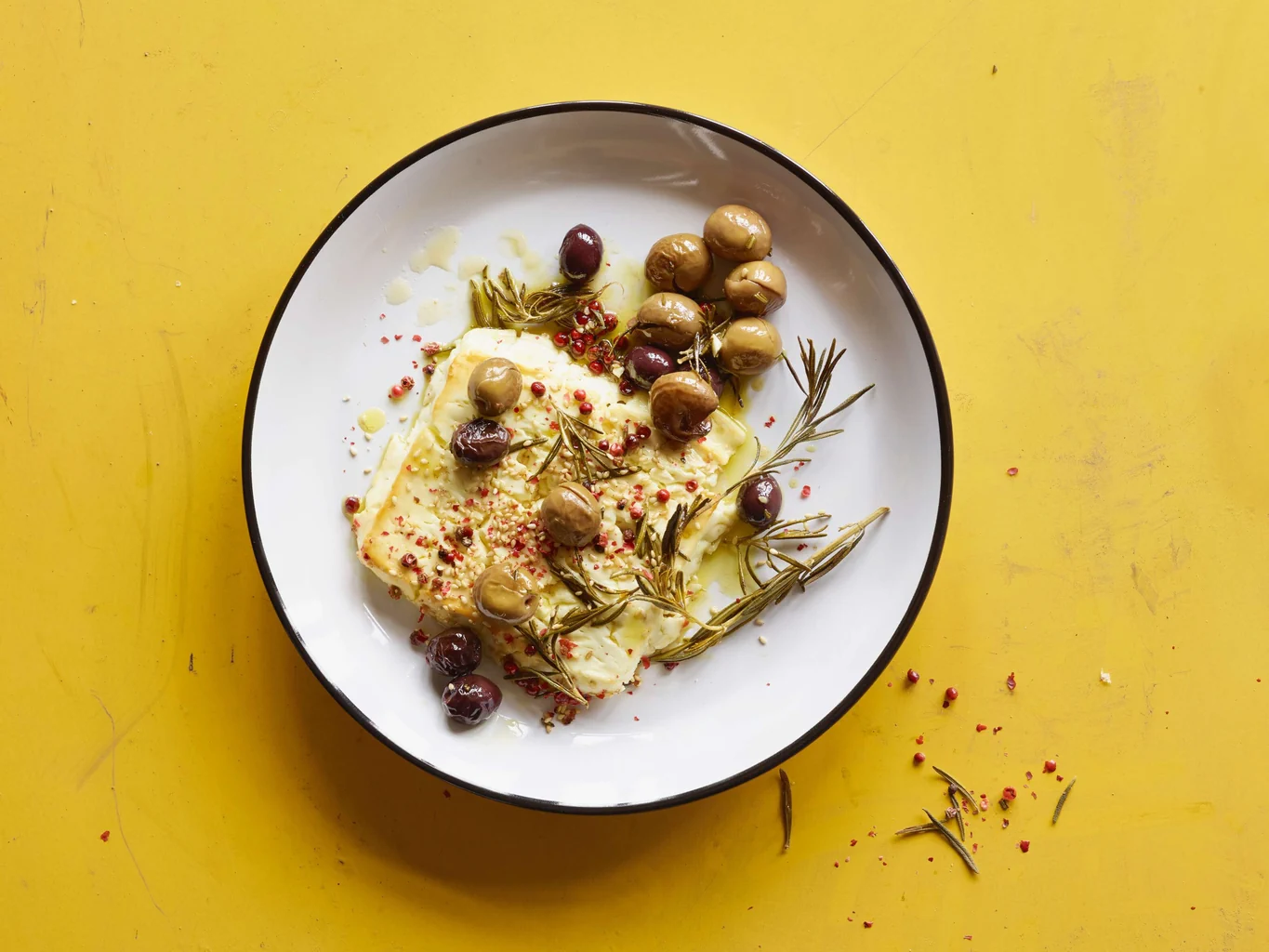 Oliven mit gebackenem Feta