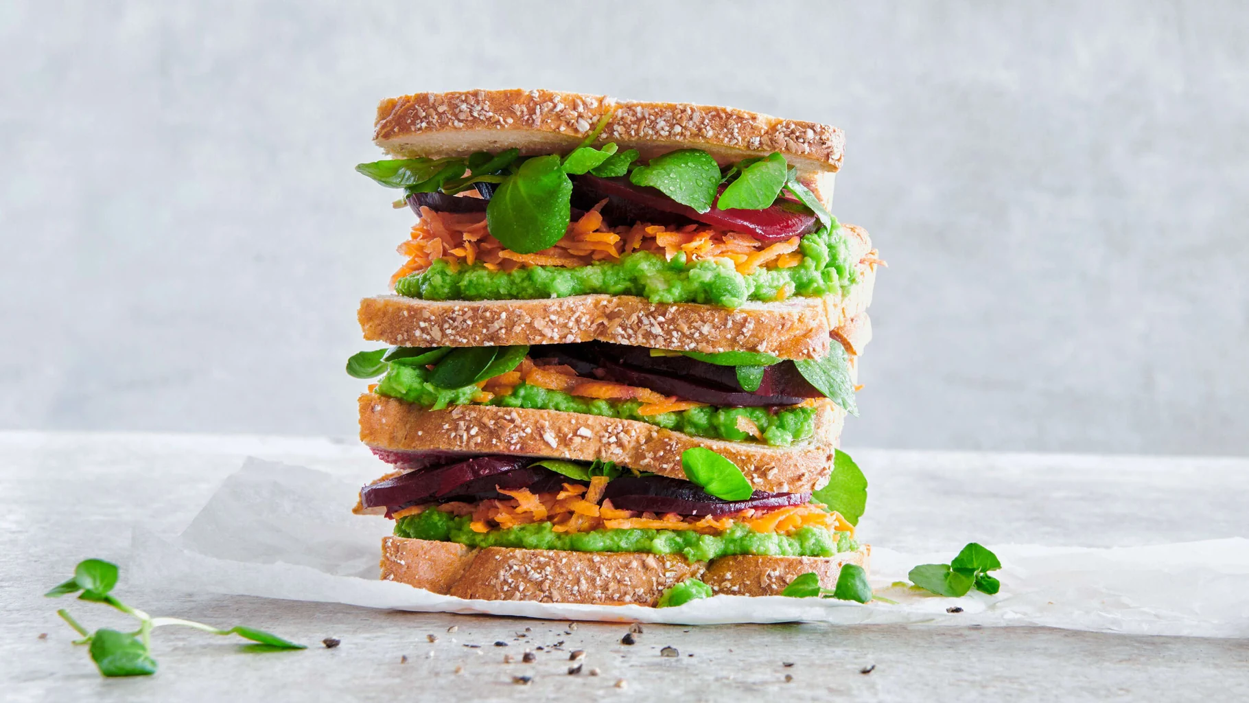 Sandwich aux petits pois et à la betterave rouge