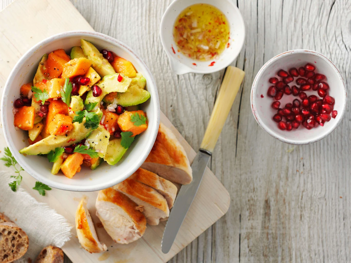 Salade d'avocat et de papaye avec vinaigrette au piment et poulet
