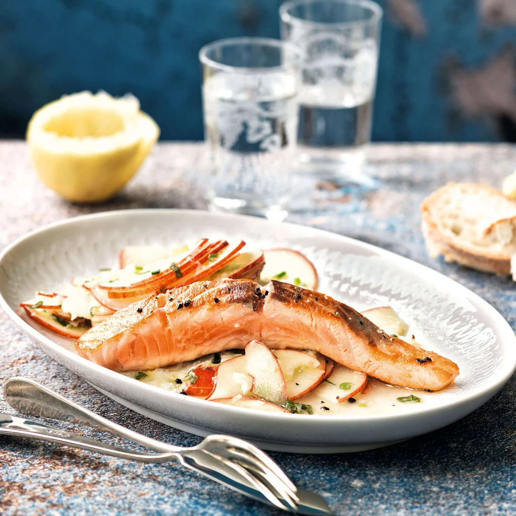Lachs auf Apfel-Meerrettich-Salat