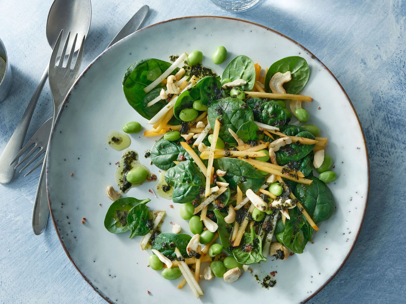 Spinatsalat mit Edamame, Kaki und Nori-Dressing