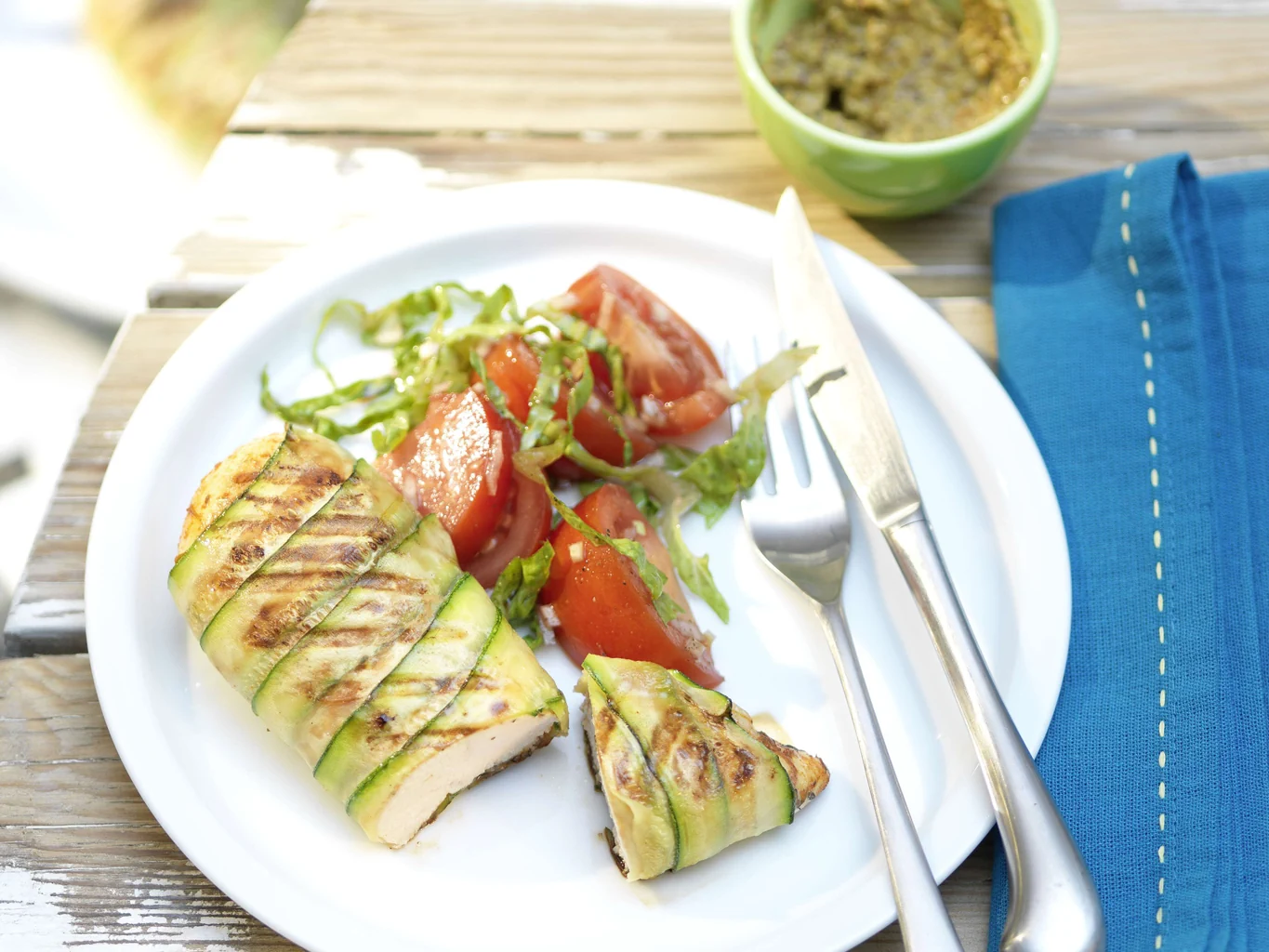 Fettine di pollo in manto di zucchine con insalata di pomodori