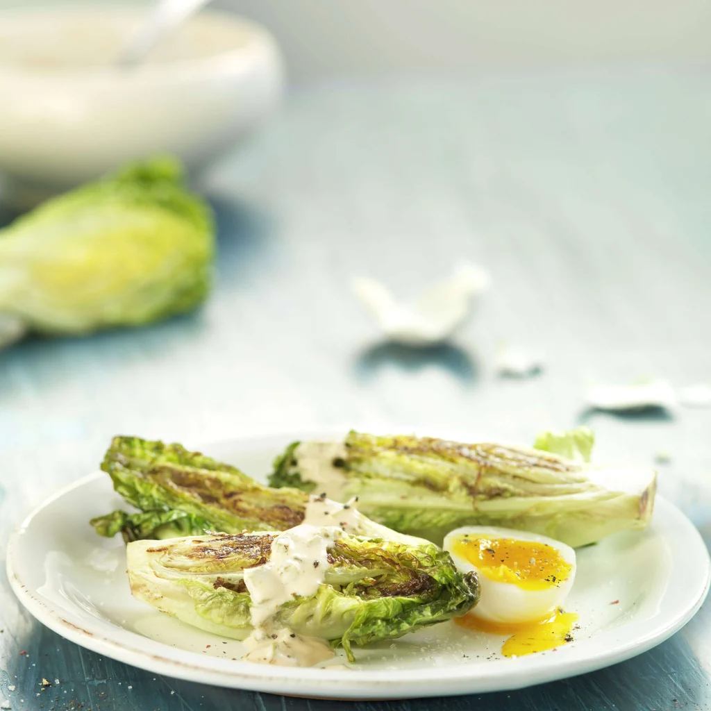 Laitue romaine poêlée et œuf mollet