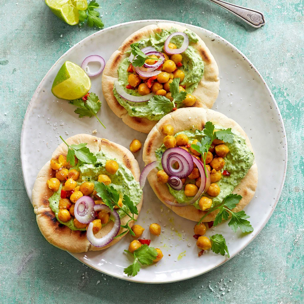 Pane pita con crema di erbe e ceci