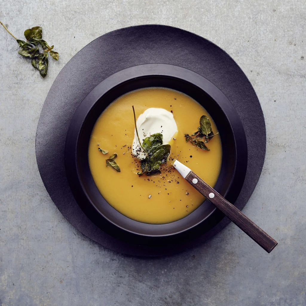 Vellutata di zucca con origano croccante