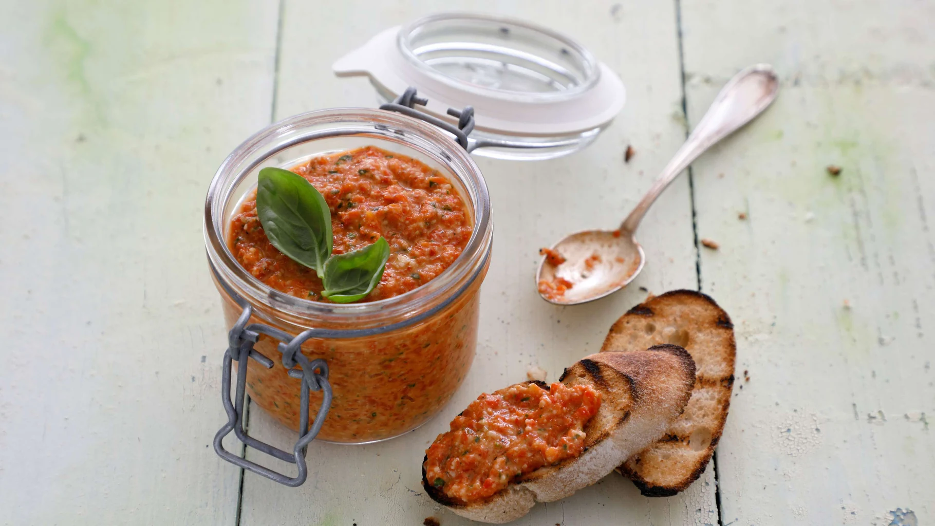 Feurig: Rotes Peperoni-Pesto